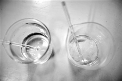 溶解檢測法中，左邊溶入真蠶絲的液體變得渾濁，完全溶解。