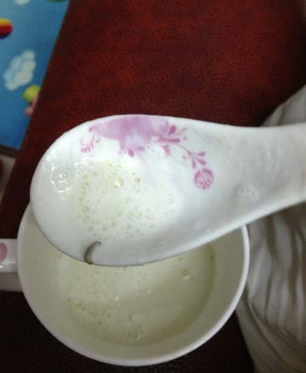 消費(fèi)者在美贊臣奶粉中吃出蟲子。