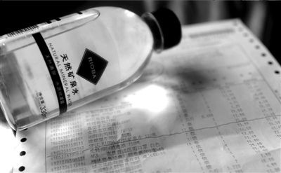 長綠苔的礦泉水和超市購物清單。 京華時報記者 王苡萱 攝