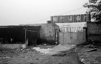 因?yàn)樯馐挆l，內(nèi)黃縣一家腐竹設(shè)備廠已關(guān)門歇業(yè)(隱蔽拍攝)