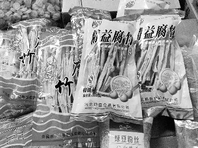 內(nèi)黃腐竹含吊白塊被曝光后，市場(chǎng)上內(nèi)黃產(chǎn)腐竹難覓蹤跡。攤主所售產(chǎn)品大多出自河南許昌和河北保定