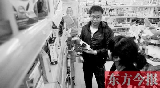 大學生創(chuàng)業(yè)孵化園內(nèi)，大學生S團實體店的工作人員在向兩個同學推介商品