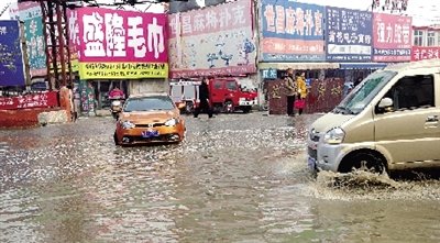 這里積水一個月不退，商戶傷透腦筋。
