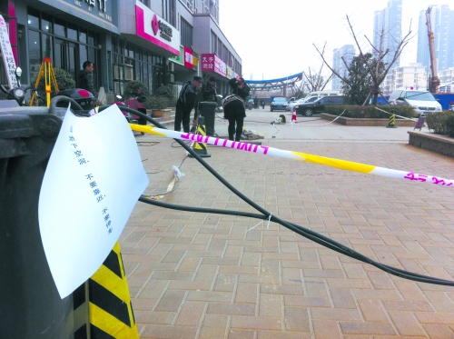 這處危險(xiǎn)路段，從表面看沒有一點(diǎn)異常。但是在地面下，坍塌的大坑可裝下中巴車。