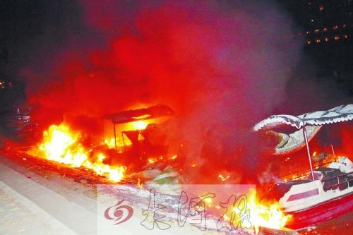 觀光船著火，火光沖天。