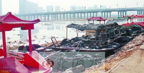 被燒毀的觀光船，殘破不堪。