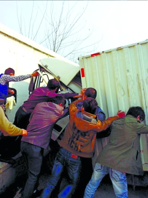 眾人把車(chē)往后推,從駕駛室救人 眾人把車(chē)往后推,從駕駛室救人