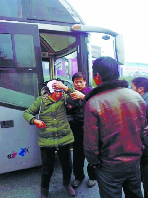 大家攙扶受傷的女貨主上客車(chē) 大家攙扶受傷的女貨主上客車(chē)