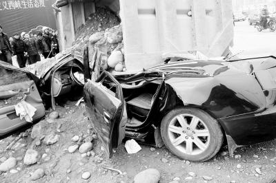 西峽載石塊貨車側(cè)翻壓奧迪 奧迪司機(jī)被埋身亡 西峽載石塊貨車側(cè)翻壓奧迪 奧迪司機(jī)被埋身亡