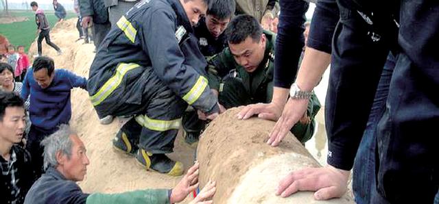 長垣6歲頑童跳入機井玩耍被卡 4小時終獲救(圖) 長垣6歲頑童跳入機井玩耍被卡 4小時終獲救(圖)