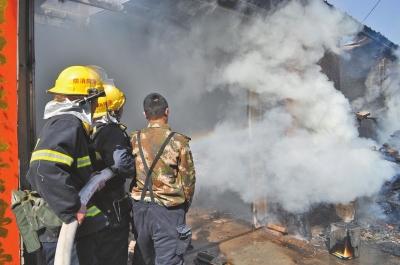 火勢(shì)兇猛，濃煙滾滾，消防官兵正在奮力救火。