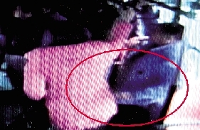 一小偷把手伸到乘客衣兜內(nèi)行竊時的瞬間。(翻拍視頻)