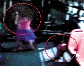 去年10月份的一天，一名女乘客打著電話下了車，包丟在了車上。(翻拍視頻)