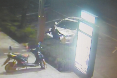 監(jiān)控視頻顯示，一名女子正在往路燈桿和路牌燈箱上噴涂。