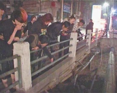 圍觀群眾感嘆橋那么高，被扔下橋的劉先生真是“萬幸”。