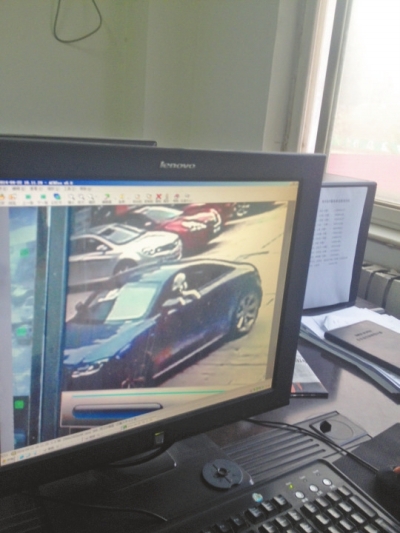 監(jiān)控錄像顯示，肇事車駕駛室內(nèi)有狗頭探出窗外。