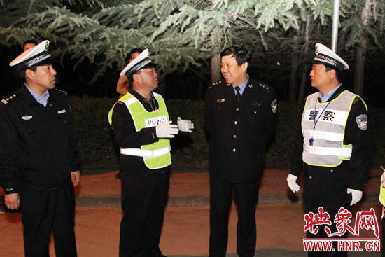 該支隊支隊長石軍(左二)、政委周西漢（左一）在向省總隊督導(dǎo)組匯報整治酒駕時的情景。