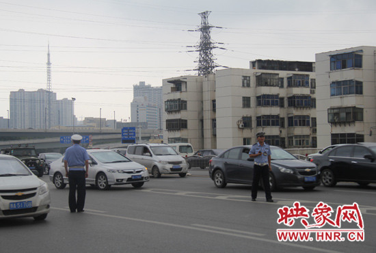 鄭州市三大隊交警正在檢查黃標(biāo)車 鄭州市三大隊交警正在檢查黃標(biāo)車