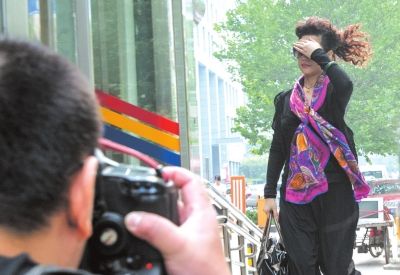 7月22日李某某輪奸案庭前會(huì)議，夢(mèng)鴿擋臉小跑進(jìn)法院。資料圖片京華時(shí)報(bào)記者蒲東峰攝