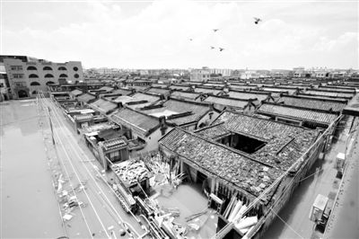 19日，廣東汕頭潮陽區(qū)和平鎮(zhèn)出現(xiàn)水浸現(xiàn)象。連日來，廣東省汕頭市潮陽區(qū)、潮南區(qū)普降暴雨。新華社發(fā)