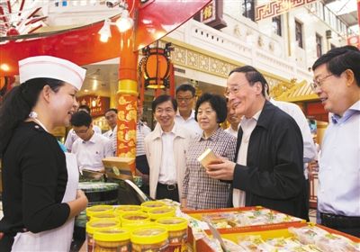 9月6日，王岐山在天津南市食品街調(diào)研，在月餅柜臺前，詢問中央關于中秋國慶嚴禁公款送禮的規(guī)定發(fā)布后的銷售情況。新華社記者 李學仁 攝
