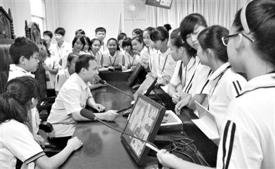 2013年5月30日，結(jié)合當(dāng)前國內(nèi)民眾普遍關(guān)注的“校長開房”、“強奸猥褻”等事件，廣西上思縣人民法院邀請中小學(xué)生到法院觀摩案件的庭審，提高他們的守法、維權(quán)意識。圖/IC