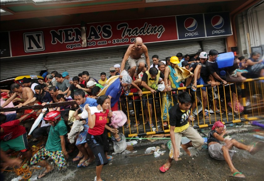 當(dāng)?shù)貢r(shí)間11月10日，強(qiáng)臺風(fēng)“海燕”襲擊菲律賓塔克洛班后，當(dāng)?shù)鼐用裣唇偕痰?，哄搶物資。