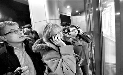 11月17日，俄羅斯喀山機(jī)場(chǎng)，一些人在查看航站樓上貼著的遇難者名單，他們可能是遇難者的親屬。