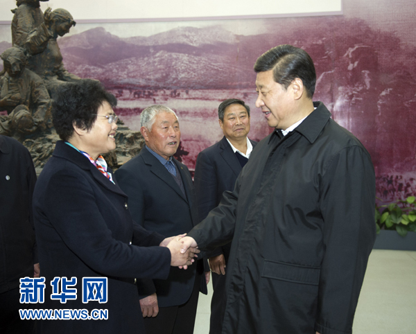 25日上午，習近平在臨沂華東革命烈士陵園參觀沂蒙精神展并會見當?shù)叵冗M模范和當年支前模范后代代表。