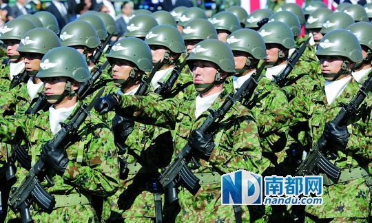 10月27日，日本自衛(wèi)隊(duì)舉行閱兵儀式