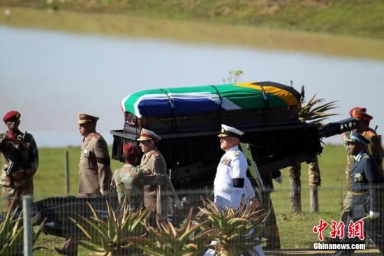 圖為南非海、陸、空三軍首腦為曼德拉護(hù)靈。宋方燦 攝