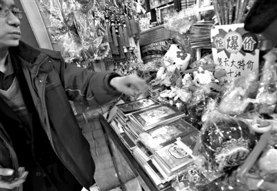 12月27日，世紀(jì)天鼎購(gòu)物廣場(chǎng)的一位商戶表示，今年的賀卡明顯沒(méi)有前幾年好賣。新京報(bào)記者 王貴彬 攝