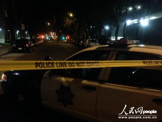 縱火案件發(fā)生在1月1日晚9時25分，舊金山當?shù)鼐胶拖绬T幾分鐘內(nèi)趕到事故現(xiàn)場，并迅速撲滅了火情。記者1日晚趕到現(xiàn)場時，領(lǐng)館正門所在區(qū)域已經(jīng)被警察封鎖。