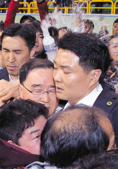 17日，鄭烘原（中）會見乘客家屬時，遭到家屬辱罵、潑水。