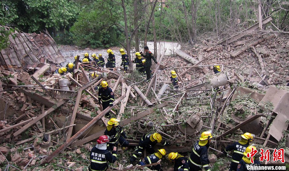 圖為南京消防隊員在現(xiàn)場搜救。中新社發(fā) 梅亮 攝
