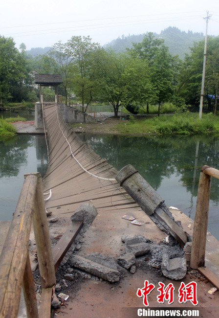 5月1日晚9點10分左右，湖南省鳳凰縣沱江鎮(zhèn)棉寨村距縣城3公里處桃花島篝火晚會散場時，游客經(jīng)過近水