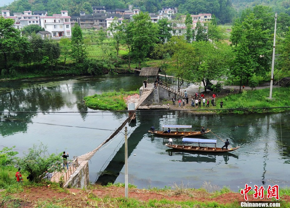 5月2日，鳳凰縣搜尋人員仍在沱江下游搜尋。