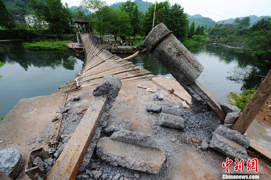 圖為吊橋的橋墩已經(jīng)嚴重斷裂。