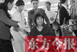 坐在輪椅上的，就是為兒子捐出肝、腎的母親潘大想