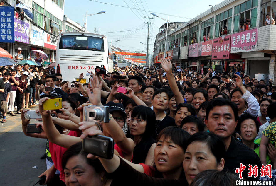 6月5日，一年一度的毛坦廠鎮(zhèn)“送考節(jié)”到來，70輛大巴車護送毛坦廠中學(xué)萬名考生安全赴考。