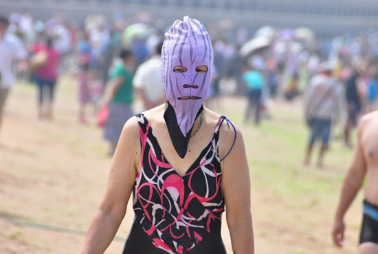 2013年7月3日，山東青島青島高溫來襲，“青島大媽”不懼滸苔，戴著“強(qiáng)盜面具”出現(xiàn)在海水浴場消暑降