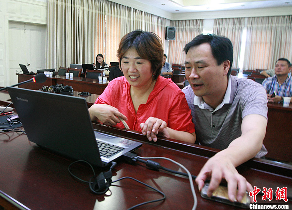 浙江江山韓亞空難親歷學(xué)生與國內(nèi)家長進(jìn)行視頻對話 中新社發(fā) 李晨韻/攝 浙江江山韓亞空難親歷學(xué)生與國內(nèi)家長進(jìn)行視頻對話 中新社發(fā) 李晨韻/攝