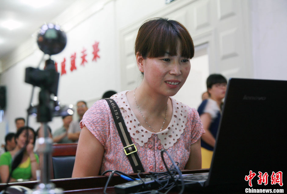 浙江江山韓亞空難親歷學(xué)生與國內(nèi)家長進(jìn)行視頻對話 中新社發(fā) 李晨韻/攝 浙江江山韓亞空難親歷學(xué)生與國內(nèi)家長進(jìn)行視頻對話 中新社發(fā) 李晨韻/攝