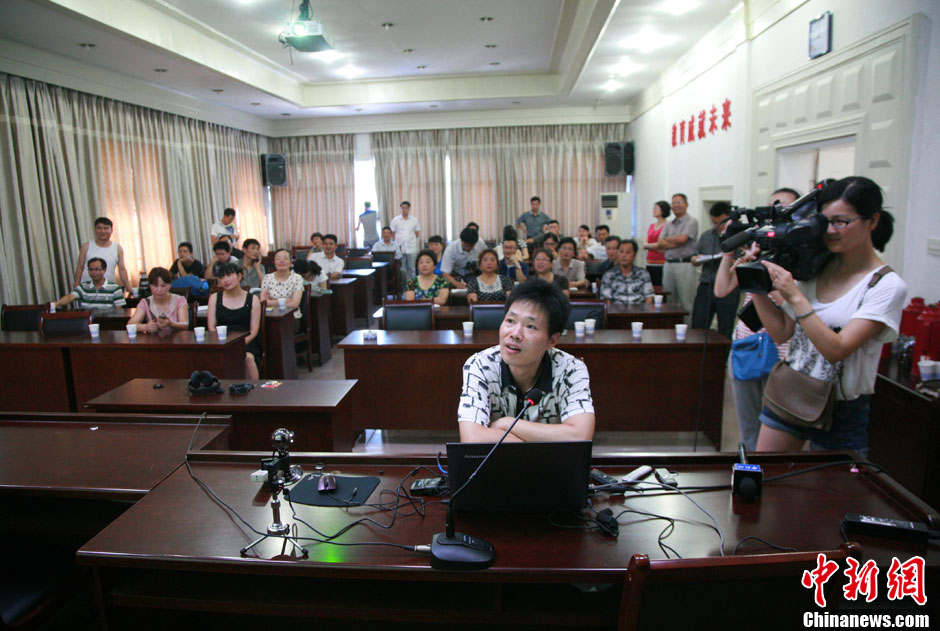 浙江江山韓亞空難親歷學(xué)生與國內(nèi)家長進(jìn)行視頻對話 中新社發(fā) 李晨韻/攝 浙江江山韓亞空難親歷學(xué)生與國內(nèi)家長進(jìn)行視頻對話 中新社發(fā) 李晨韻/攝