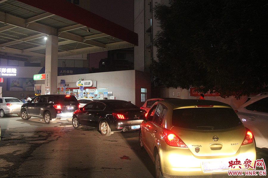 加油站內(nèi)，車主們正在正待為愛車加油