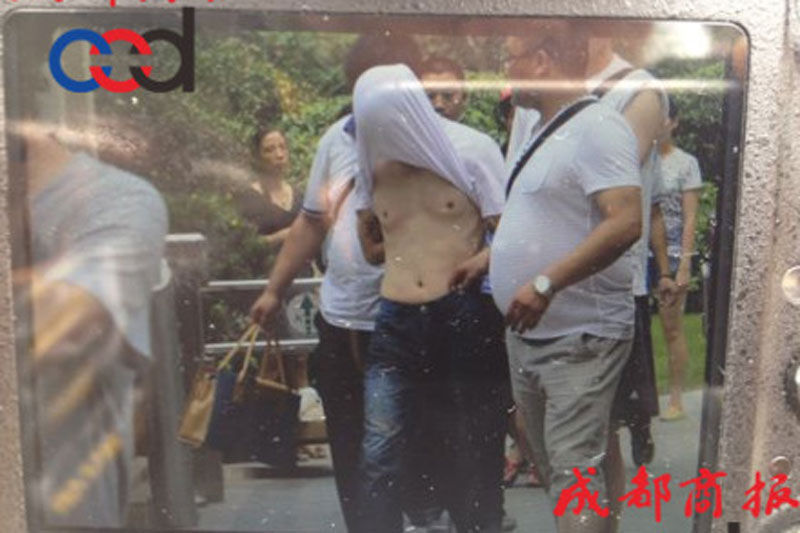 圖為事發(fā)現(xiàn)場，嫌疑人被警方控制。