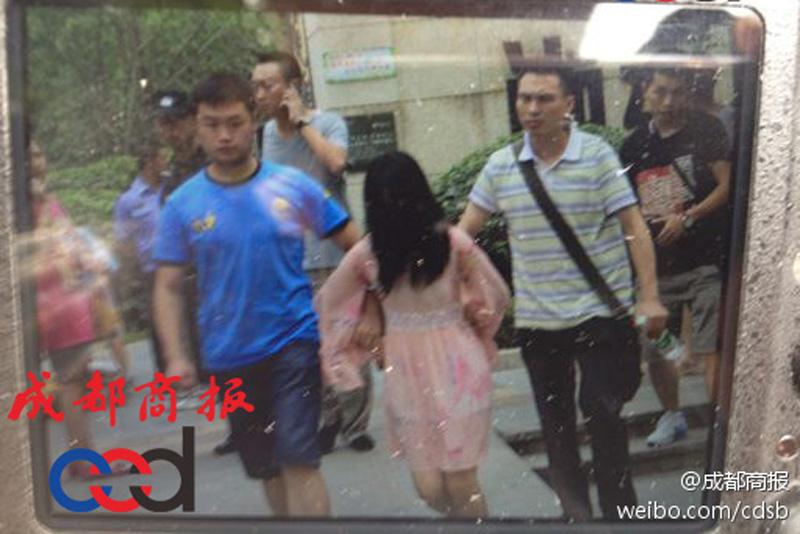 圖為事發(fā)現(xiàn)場，嫌疑人被警方控制。