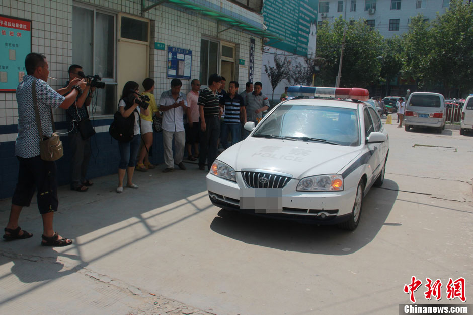 圖為護(hù)送獲救嬰兒的警察駛?cè)敫黄娇h婦幼保健院。張一辰 攝