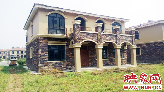 這里的別墅有兩層的，也有三層的，主體、裝修都已經(jīng)完工