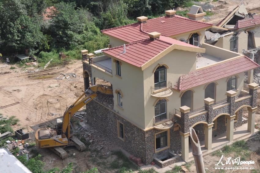 2013年8月18日，在黃河南岸鄭州市惠濟(jì)區(qū)花園口鎮(zhèn)申莊村，違規(guī)修建的別墅正在被拆除。張濤/東方IC